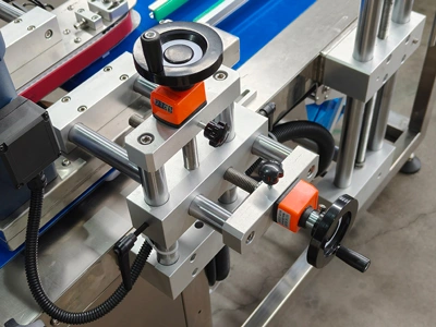 Top Labeler / Bottom Labeler